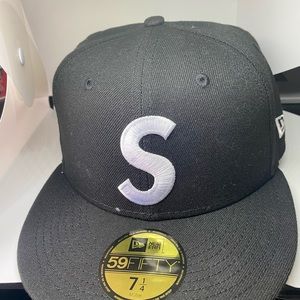 Supreme fitted hat